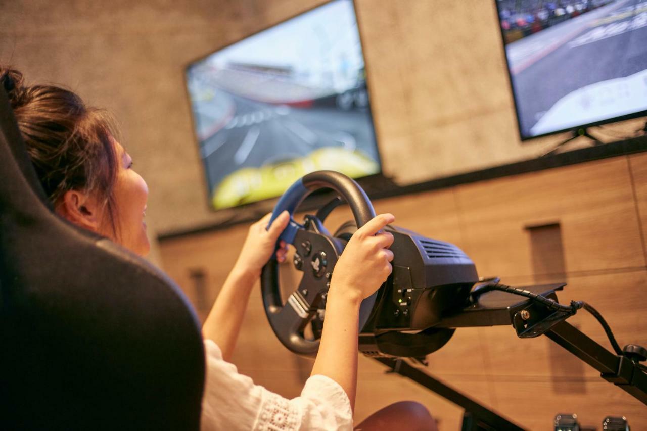 礁溪寒沐酒店 外观 照片 A woman playing a racing video game